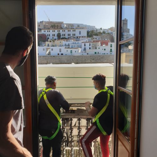 Personal de Plataformas Ibiza realizando la elevación de mobiliario