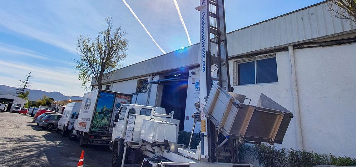 Varias escaleras de la plataforma elevadora