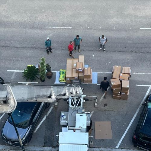 Cargando cajas en grua elevadora