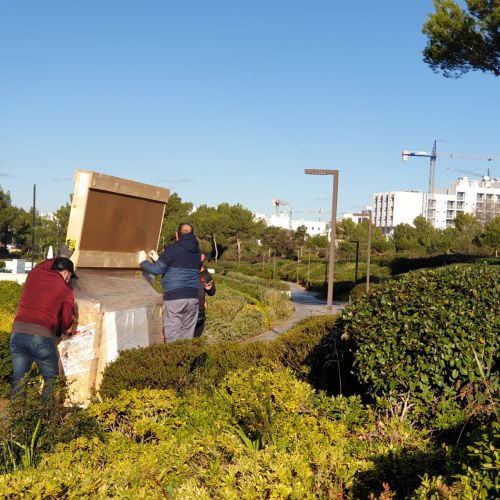 Trabajadores de Plataformas Ibiza con cajas de muebles